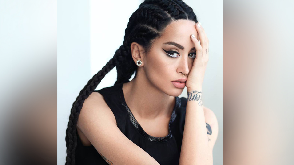 Dafina Zeqiri i drejton pistoletën…