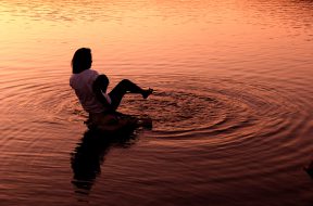 Girl_in_lake