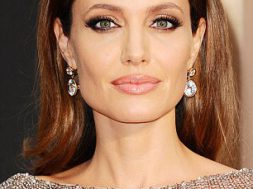 4576501D00000578-5132349-Angelina_Jolie-a-7_1512048176314