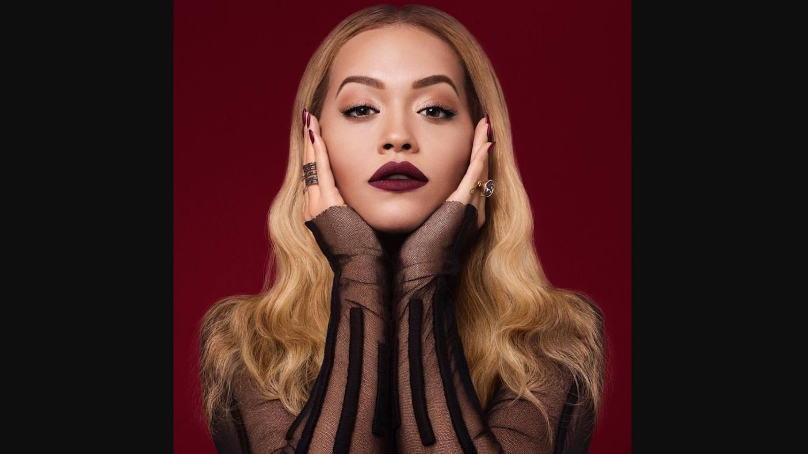 Rita Ora “e nxehtë” me të zeza