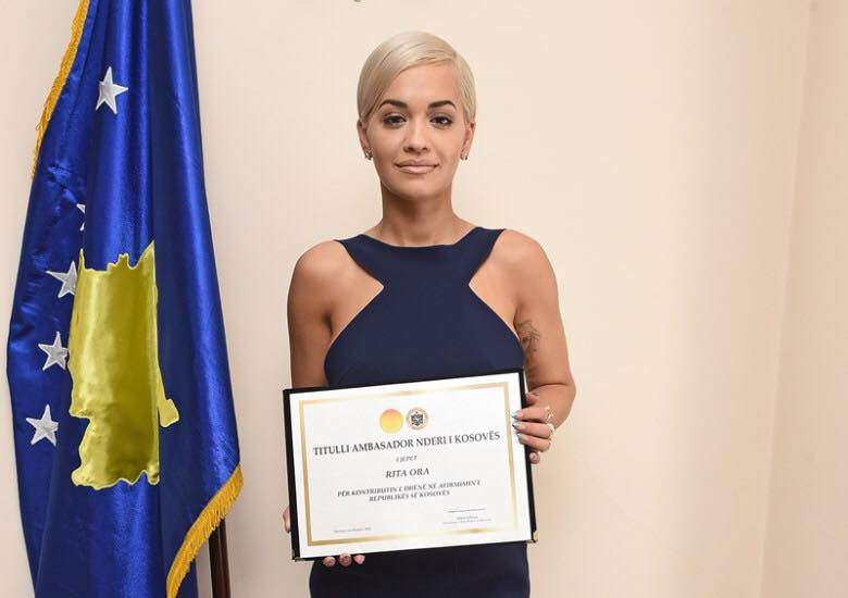 Rita Ora në Kosovë për 10-vjetorin e pavarësisë. Ja prononcimi i Pacollit