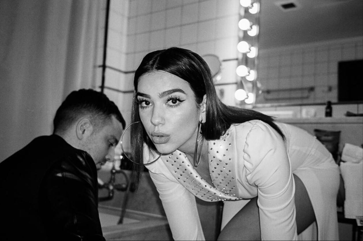 Dalldis Dua Lipa, pozon topless dhe shfaq të pasmet e përsosura