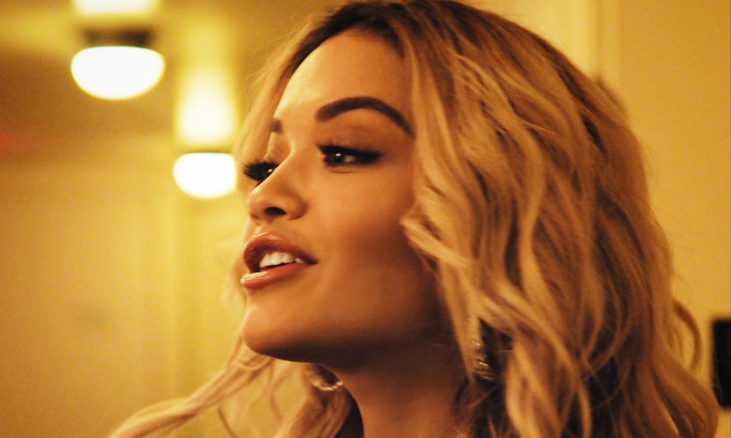 Rita Ora përshëndet gjithë shqiptarët me vallen e Tropojës