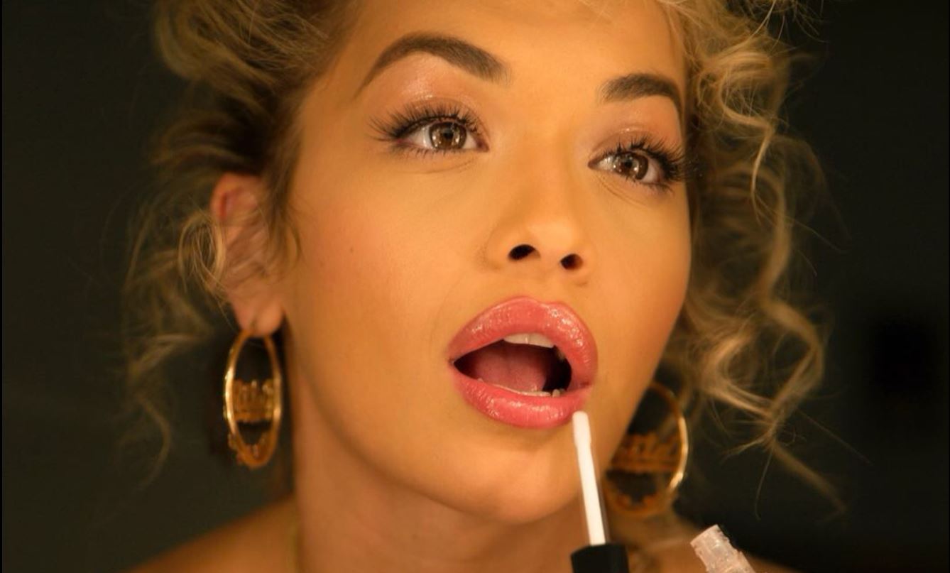 Rita Ora udhëton vetëm me të brendëshme për në Milano