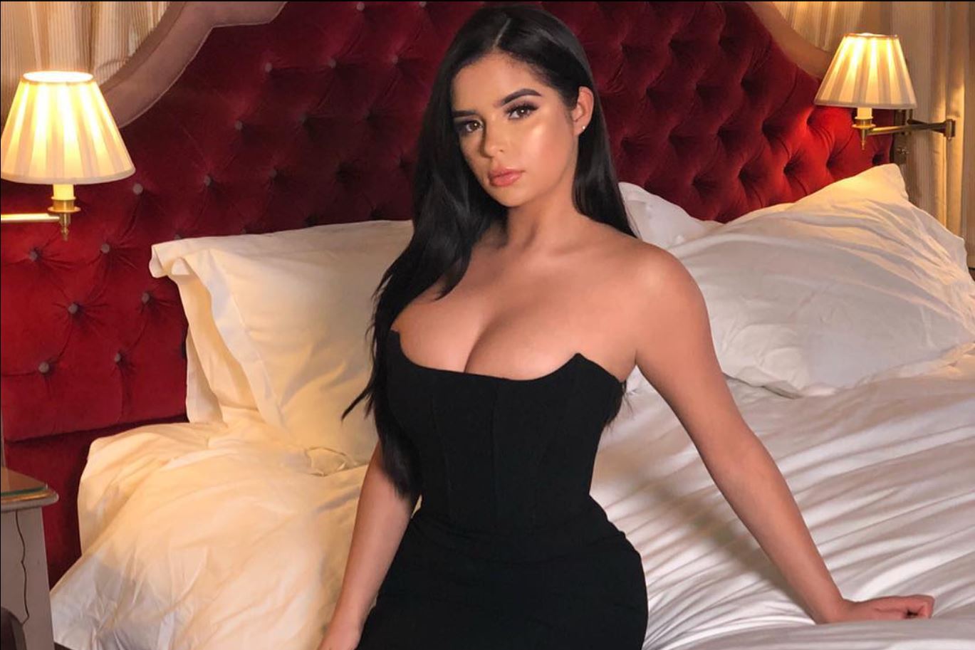 Demi Rose nuk i lë të qetë fansat, vjen me poza hot