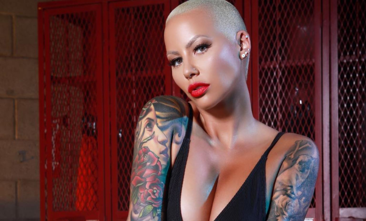 “Boksiere” seksi dhe topless. Amber Rose “dalldis” rrjetin