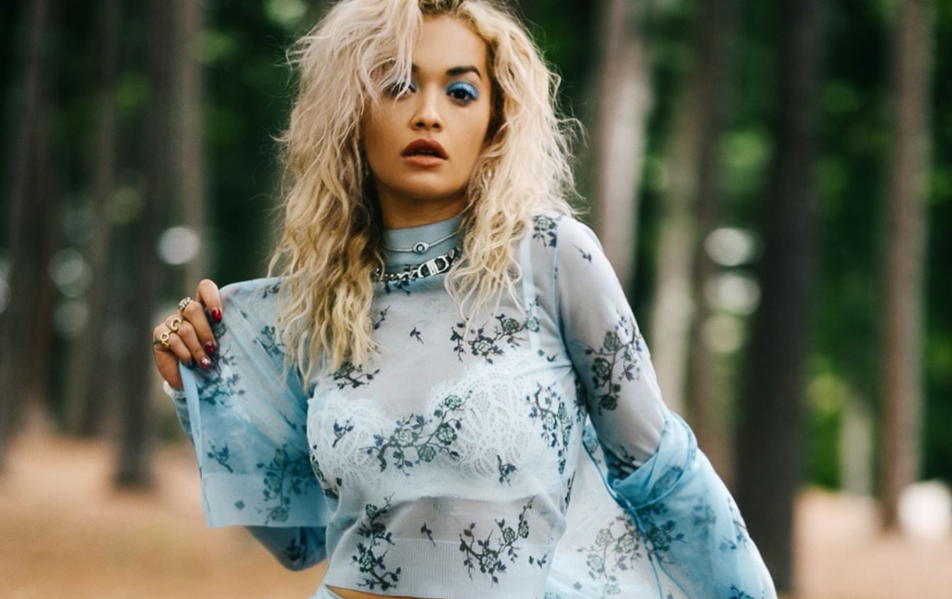 E zjarrtë Rita Ora, shfaqet seksi në një video ku tregon krenarisht “asetet”