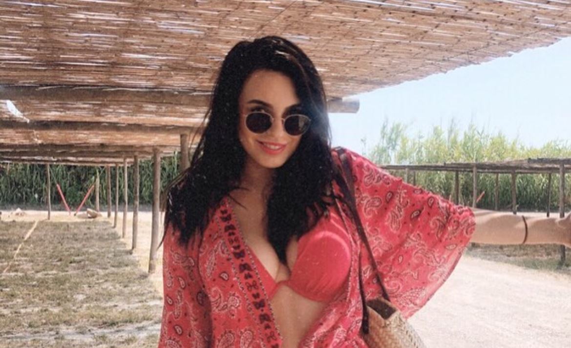 Armina pozon si asnjëherë, duke vënë në pah të pasmet