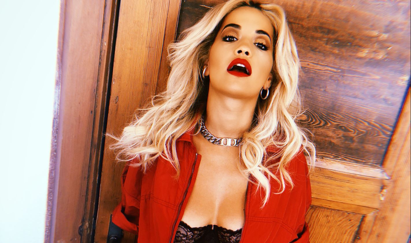 Topless nga dhoma hotelit, Rita Ora “tërbon” fansat