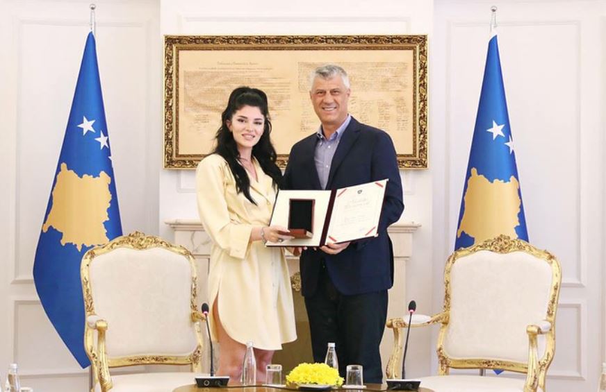 Presidenti Thaçi dekoron Era Istrefin