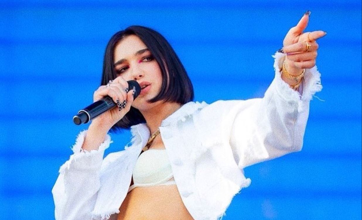 “Hej, Prishtina me zor po pres t’ju shoh”, Dua Lipa përshëndet shqip me rastin e koncertit në Kosovë