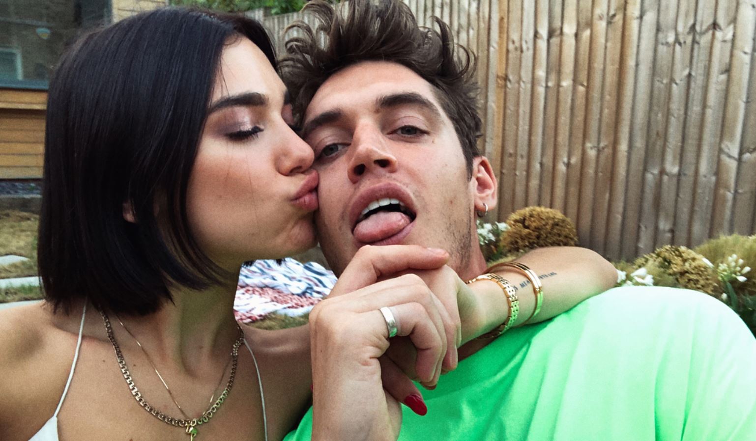Gati për të takuar fisin! Dua Lipa dhe partneri i saj arrin në Prishtinë