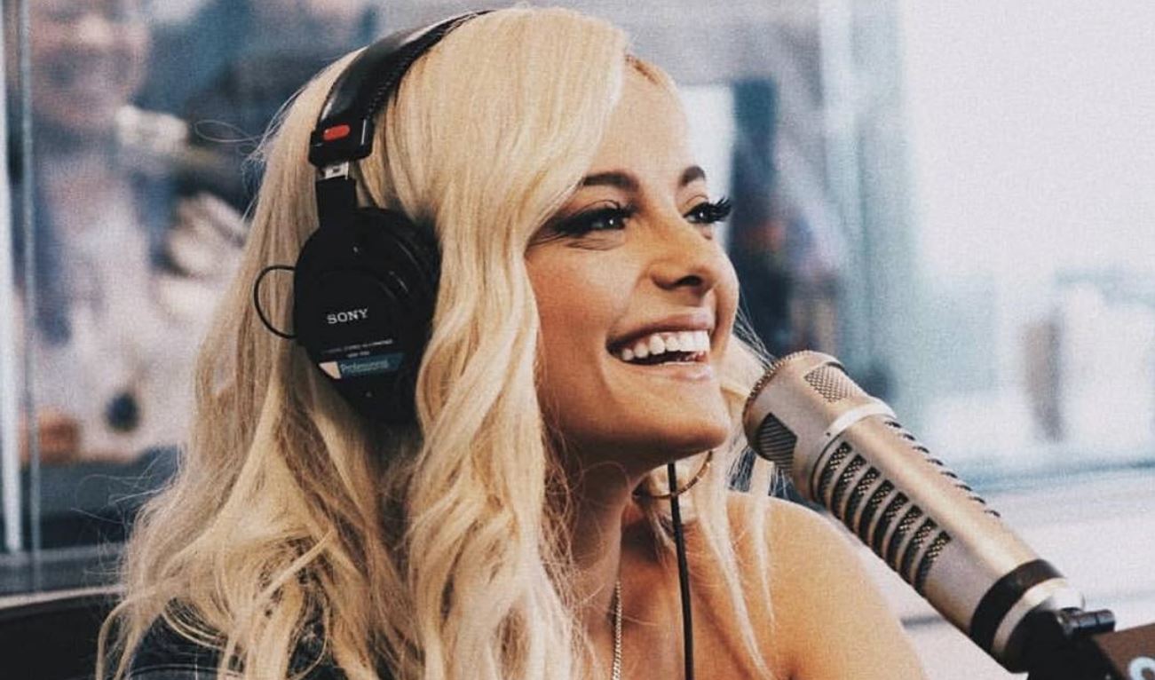 Bebe Rexha çudit rrjetin. Vishet si gjyshe dhe flet shqip