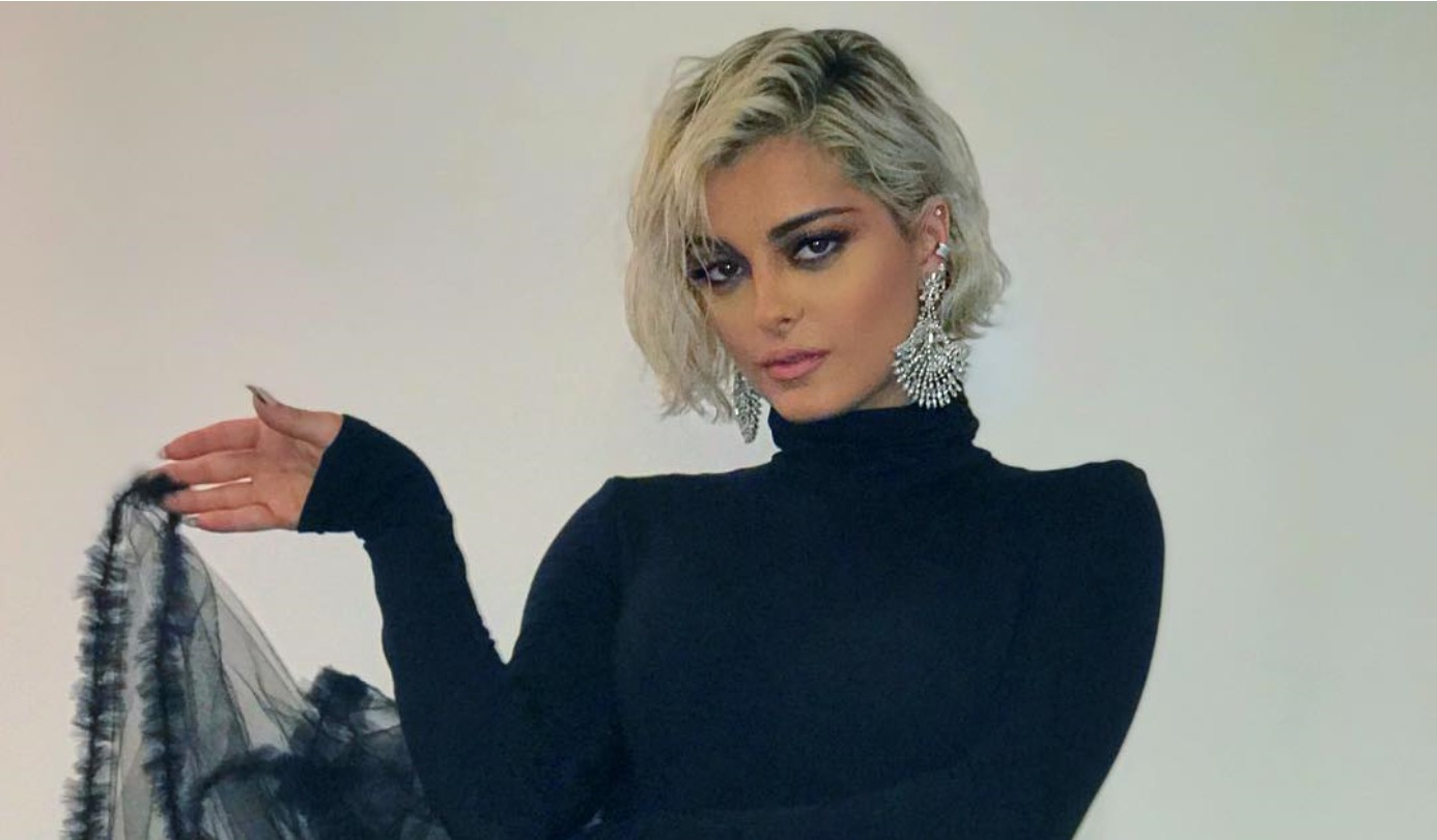 Bebe Rexha provokon e veshur me të brendëshme të zeza