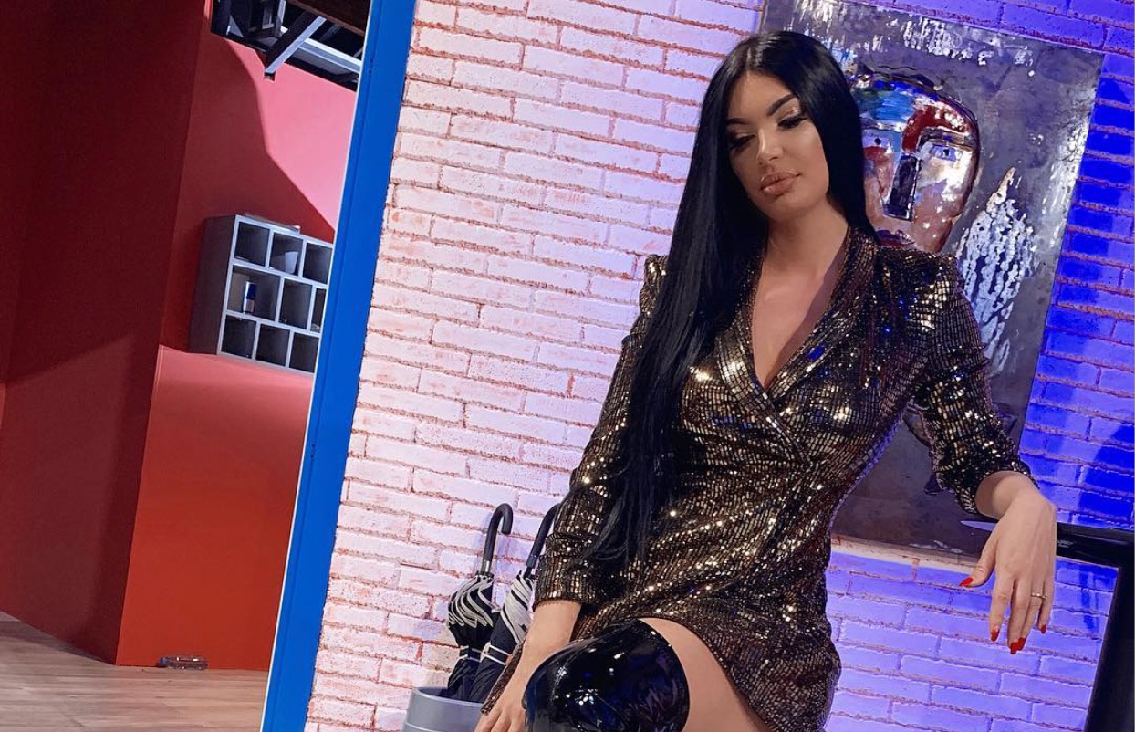 Zaimina pozon shumë sensuale pranë bredhit