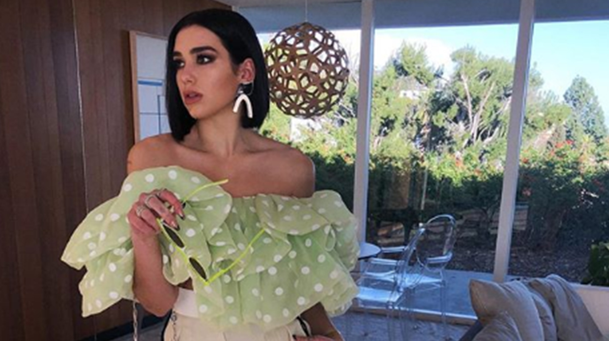 Godet edhe Dua Lipa, fustan transparent vetëm me të brëndshme