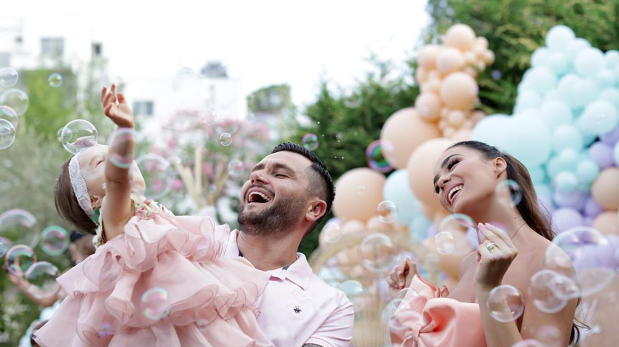 Ajka lyen me buzëkuq Xhensilën, kjo video do t’ua zbukurojë ditën