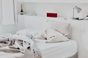 apartment-bed-bedding-1034584