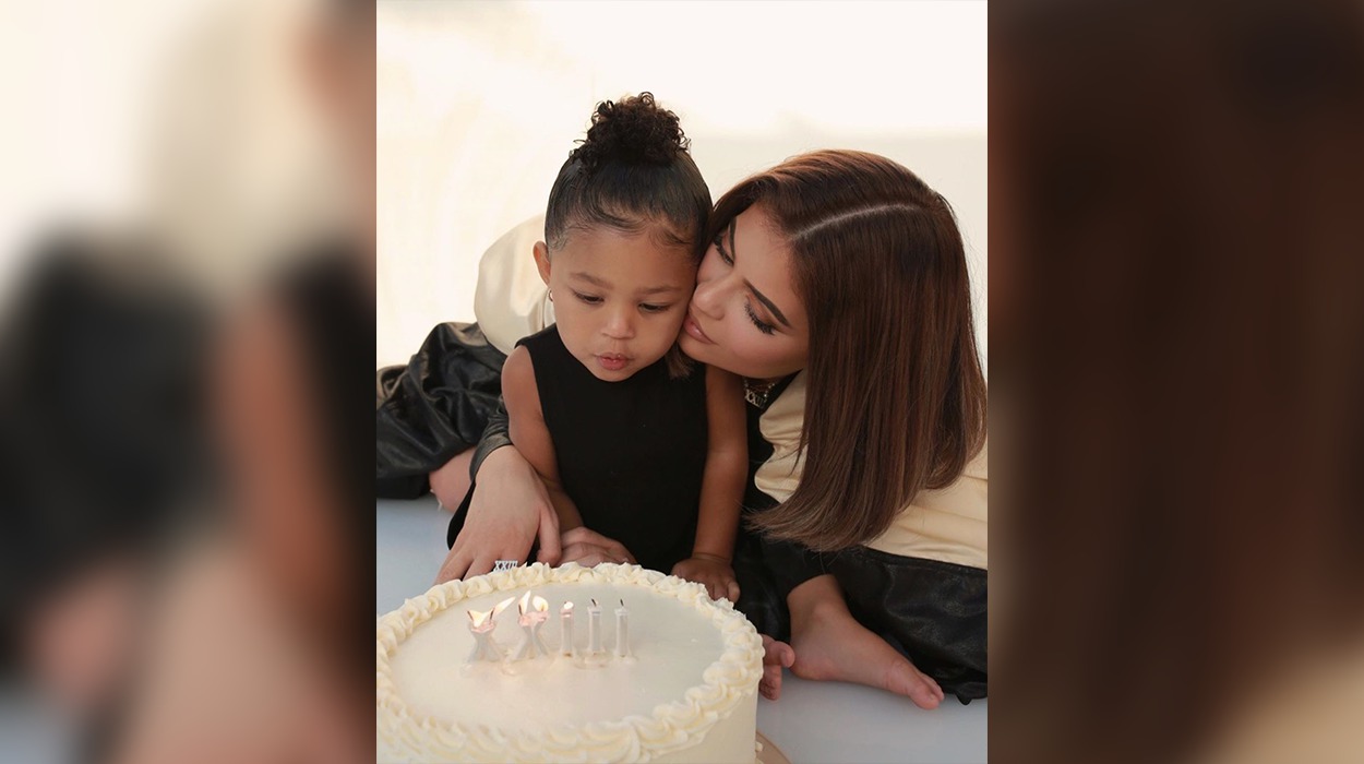 Stormi një kopje e Kylie-it, kur ishte fëmijë, këto foto na lanë pa fjalë