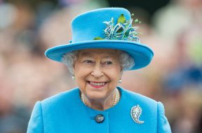 POUNDBURY, DORSET - OCTOBER 27:  Queen Elizabeth II tours Queen Mother Square on October 27, 2016 in Poundbury, Dorset.  (Photo by Samir Hussein/WireImage)