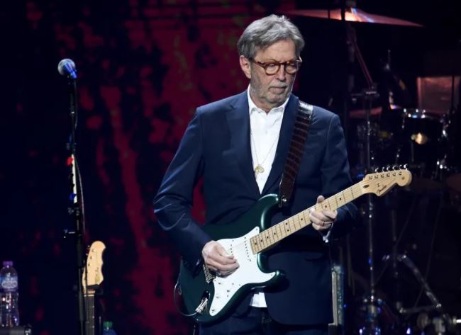 Kitara ‘Vintage’ e artistit Eric Clapton kap shifrat marramendëse në ankand