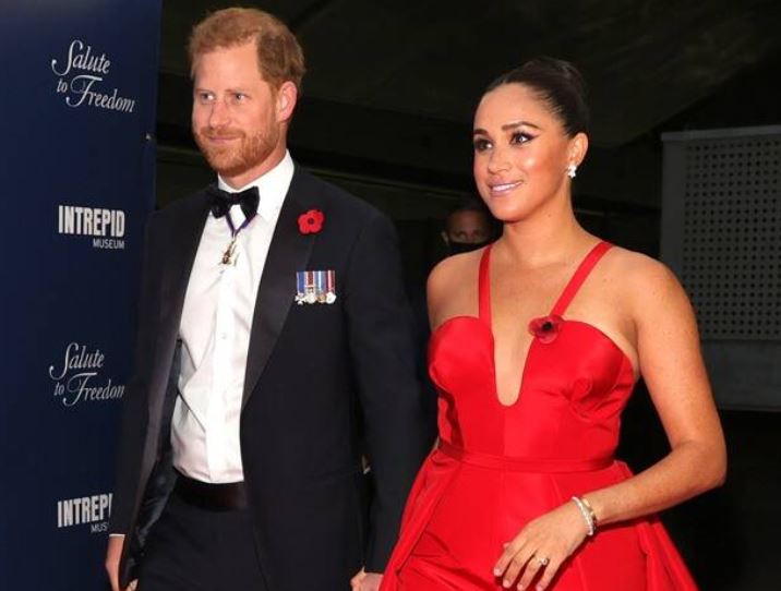 Rikthehen në tapet të kuq, paraqitja e Meghan rrëmben vëmendjen e të gjithëve