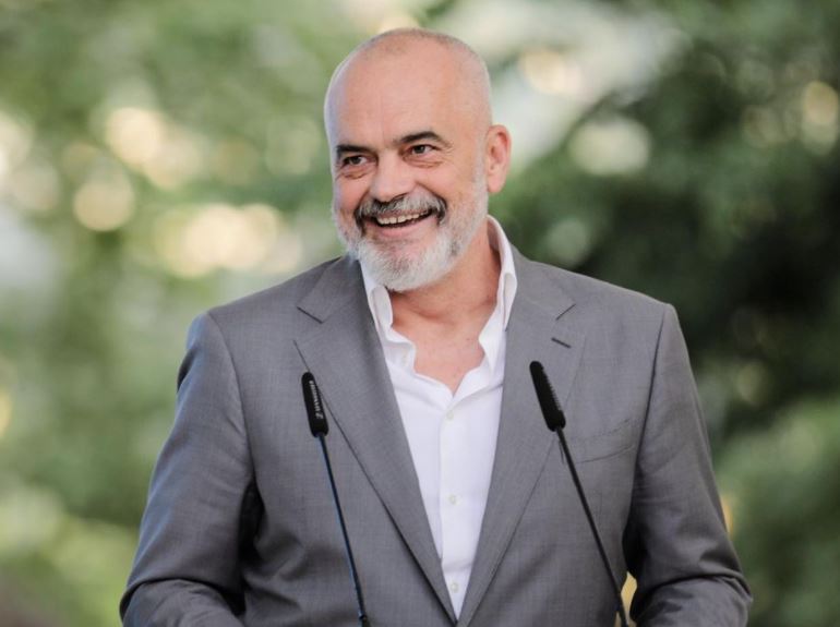 ‘Batuta epike’, Edi Rama surprizon Bes Kallakun me postimin e fundit