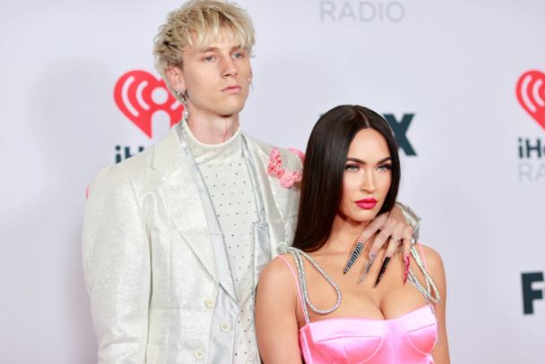 Machine Gun Kelly i propozon në formë madhështore Megan Fox-it