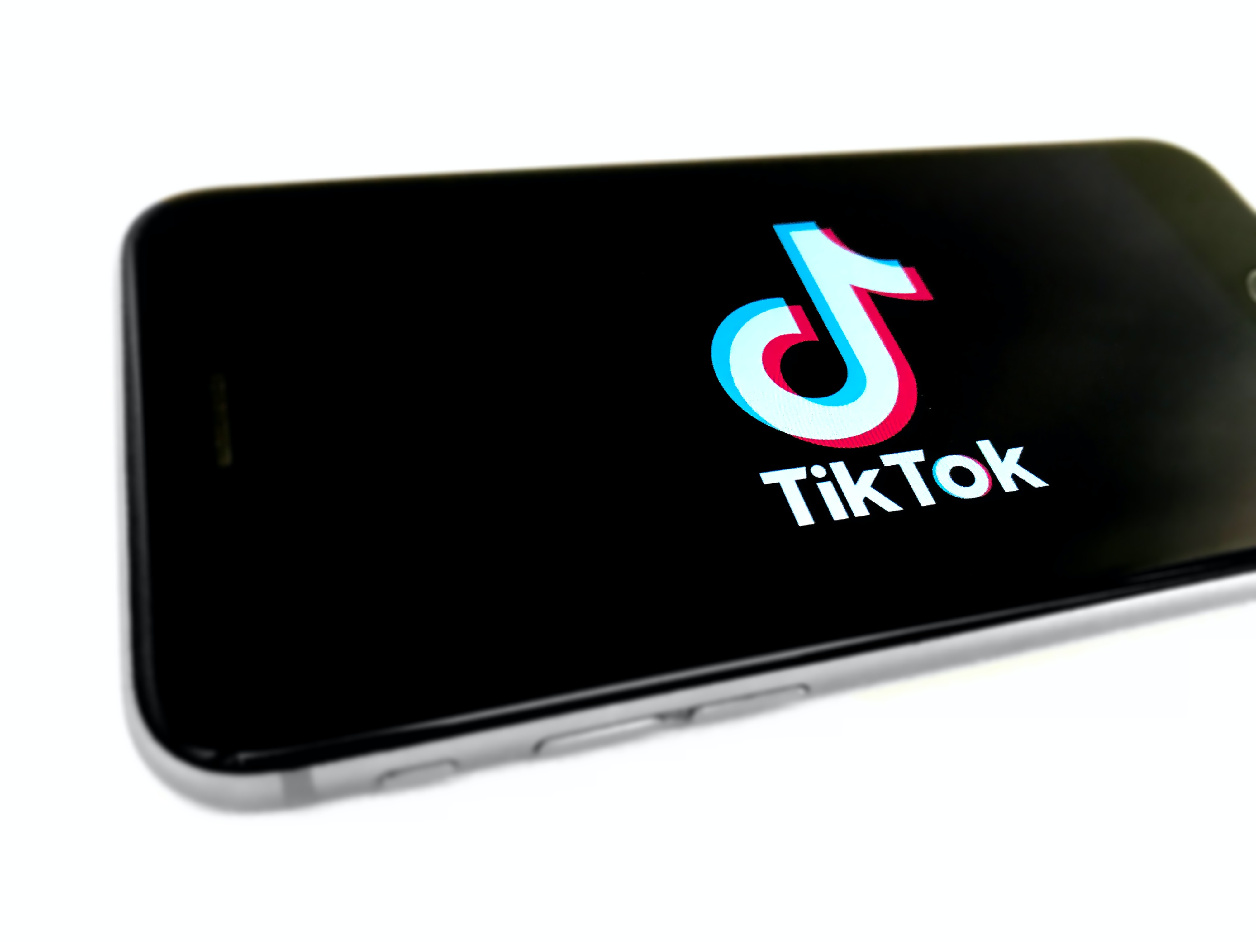 TikTok nën hetim, ja akuzat që rëndojnë mbi platformën