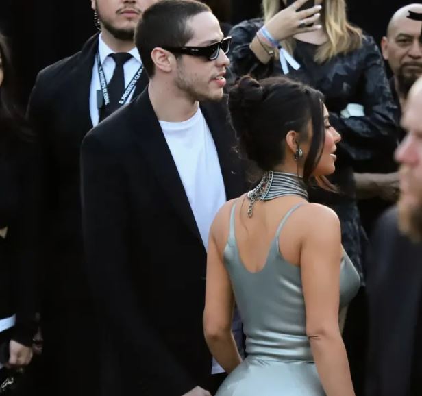 Kim dhe Pete Davidson shfaqen për herë të parë si çift në premierën e ‘The Kardashians’