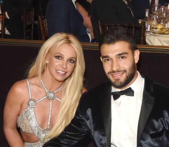 Britney Spears kritikon kishën, ja çfarë ndodhi para ceremonisë së këngëtares