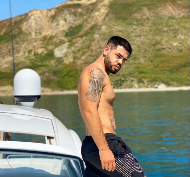 Nga arsyeja pse vazhdon beqarë tek telefonata surprizë, Noizy nuk kursehet para ndjekësve