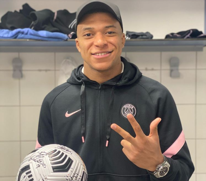 Kryefjala e mediave të huaja, Mbappe në një romanc me modelen transgjinore