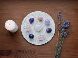 Gemstones for zodiac signs, amethysts and rose quartz on the zodiac chart. Predictions, witchcraft, spiritual esoteric practice.