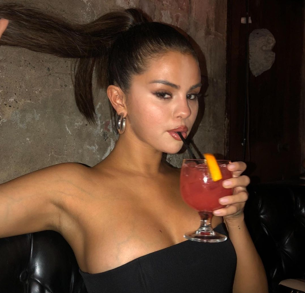 Habiti fansat, Selena Gomez shfaqet befas me fustan të bardhë