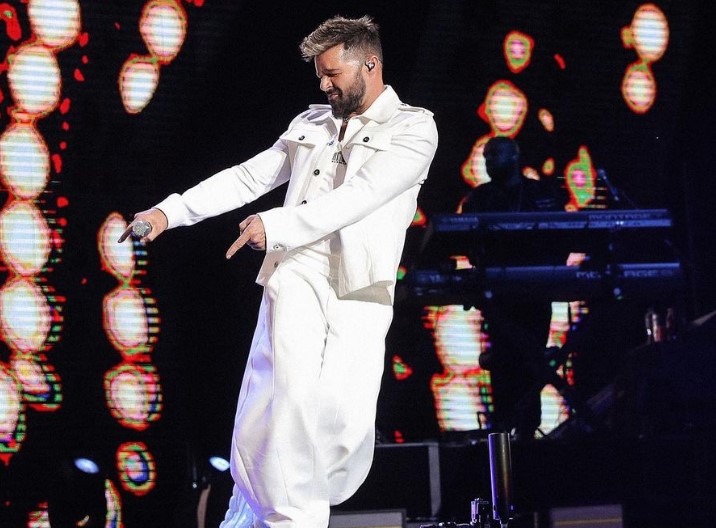 Ricky Martin reagon në rrjete sociale për performancën në Tiranë