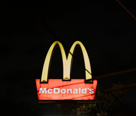 Punonjëset e McDonald denoncojnë kulturën e abuzimit seksual nga eprorët në restorantet në Britani