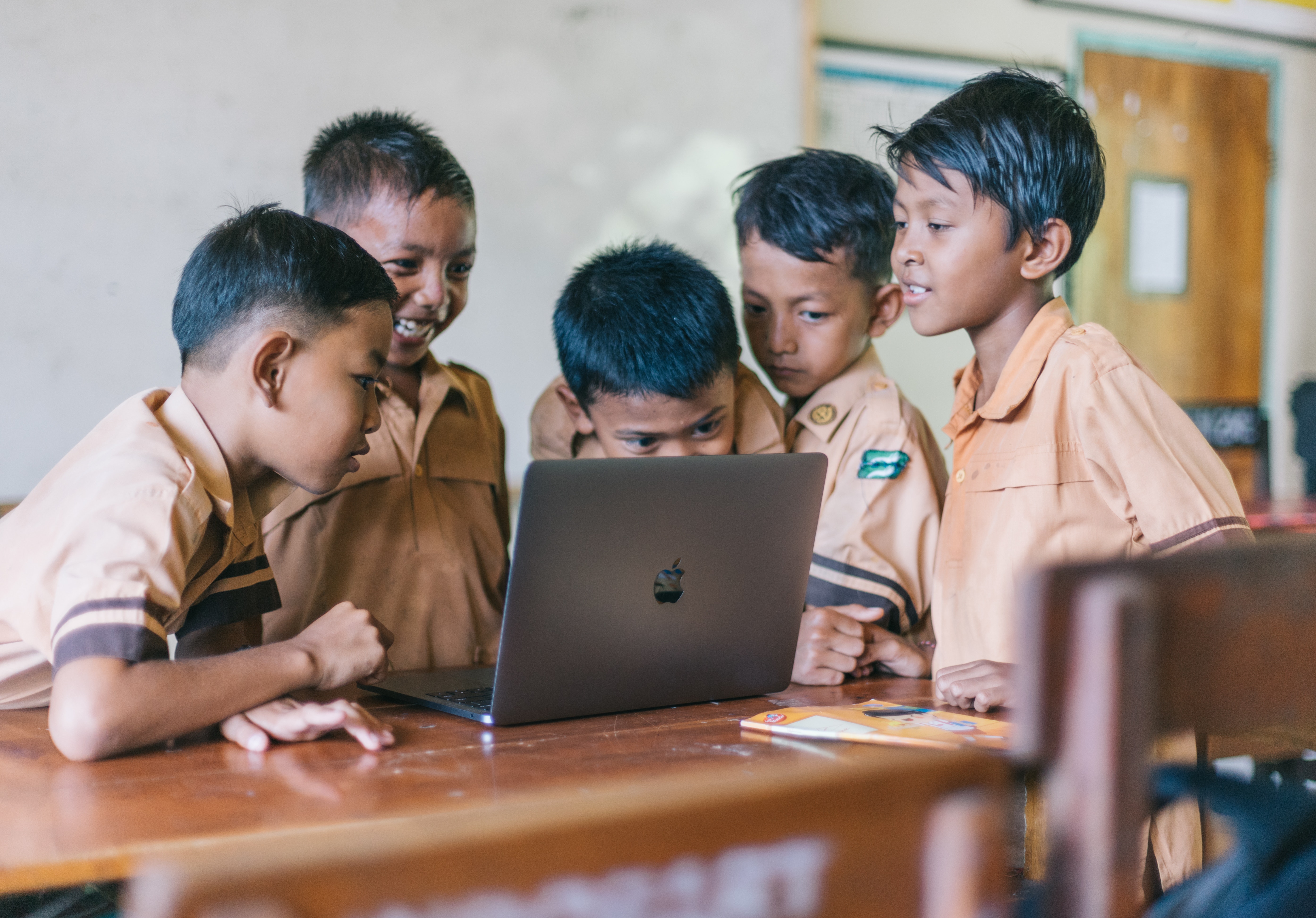 UNESCO u bën thirrje shkollave në mbarë botën që të ndalojnë telefonat inteligjentë në klasa