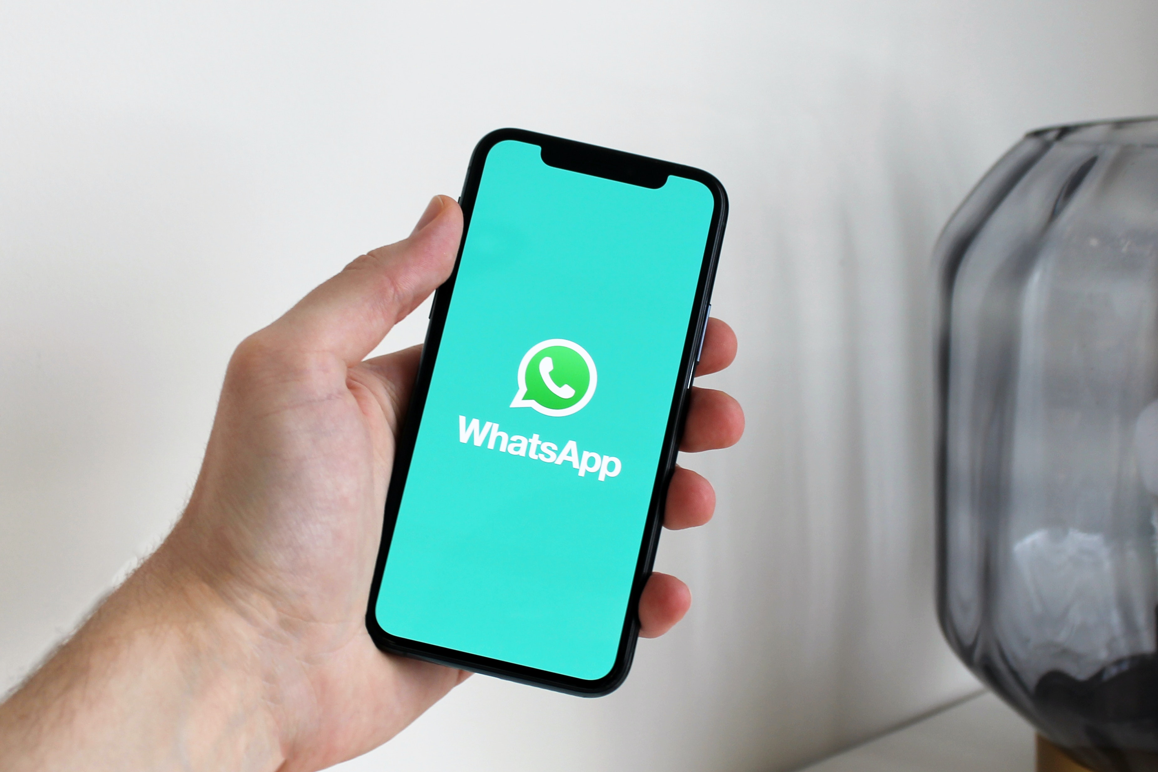 WhatsApp paralajmëron risi për përdoruesit