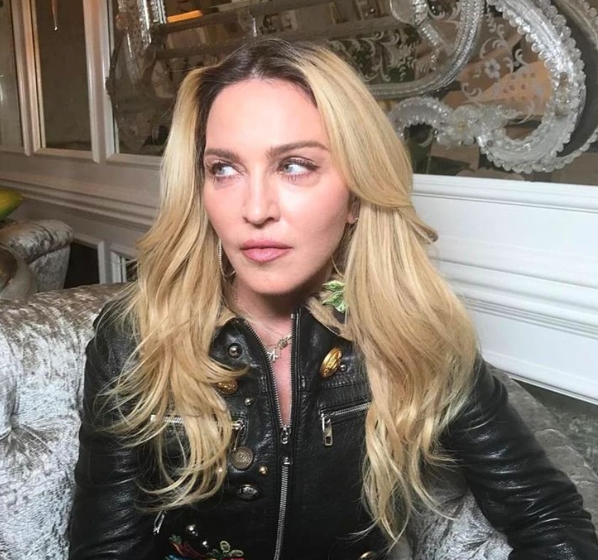 Madonna, puth balerinën gjysmë të zhveshur, gjatë performancës së turneut festiv në New York