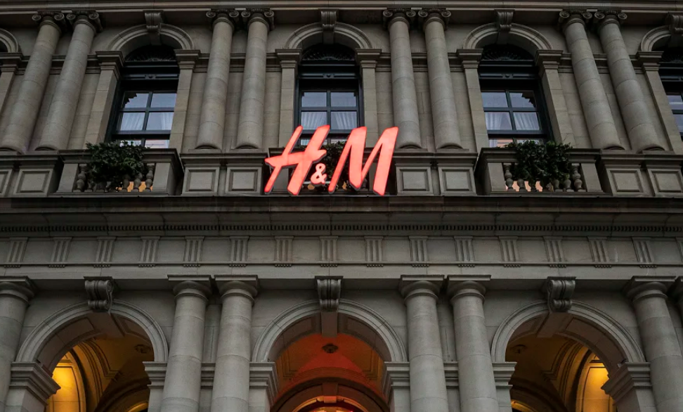 H&M po përballet me akuza të forta për seksualizmin e fëmijëve