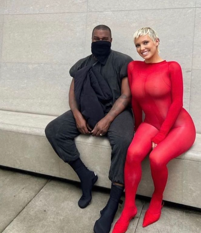 Bianca Censori shfaqet lakuriq, dyshime se po manipulohet nga Kanye West