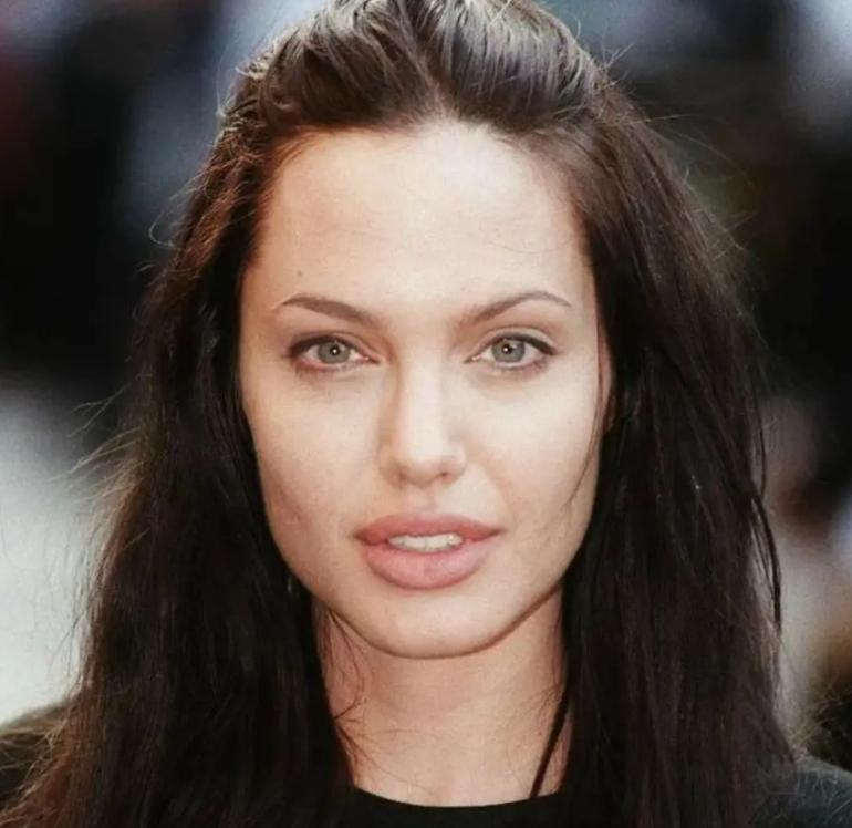 Angelina Jolie bën ndryshimin drastik në look