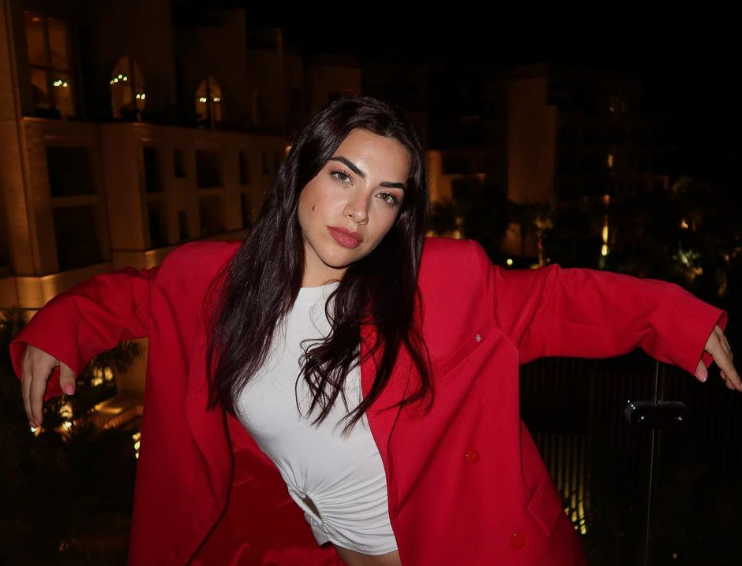 “Burri im po çmendet pas buzëve tua…” , Sara Hoxha publikon mesazhin e pazakontë nga ndjekësja…