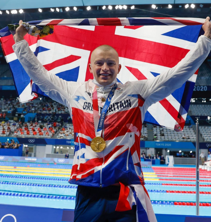 Adam Peaty  akuzon Lojërat Olimpike për gjetjen e krimbave në ushqim