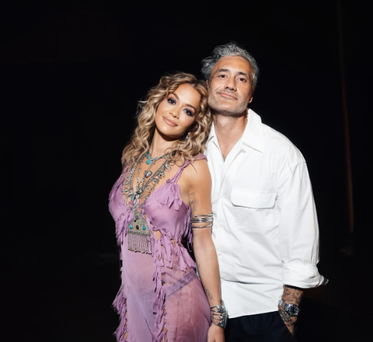 Taika Waititi feston ditëlindjen, Rita Ora i bën urimin e ëmbël