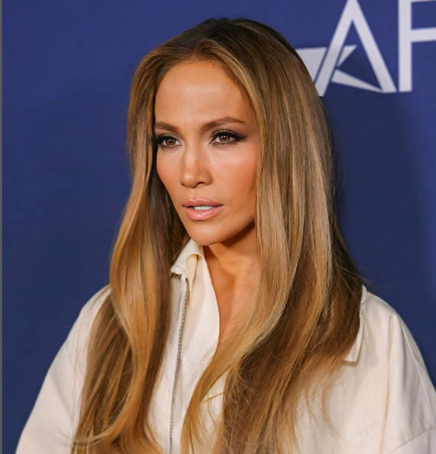 Jennifer Lopez emocionohet teksa flet për dashurinë