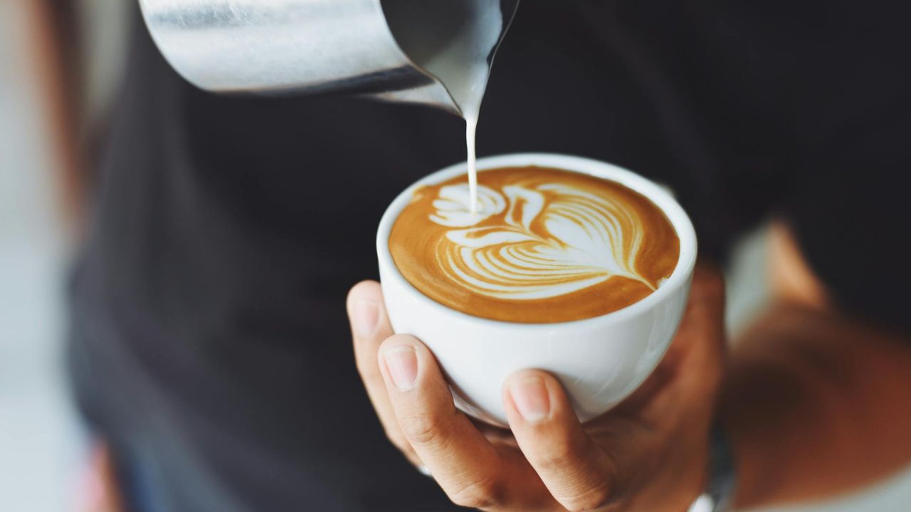 A duhet të pini kafe me stomak bosh?