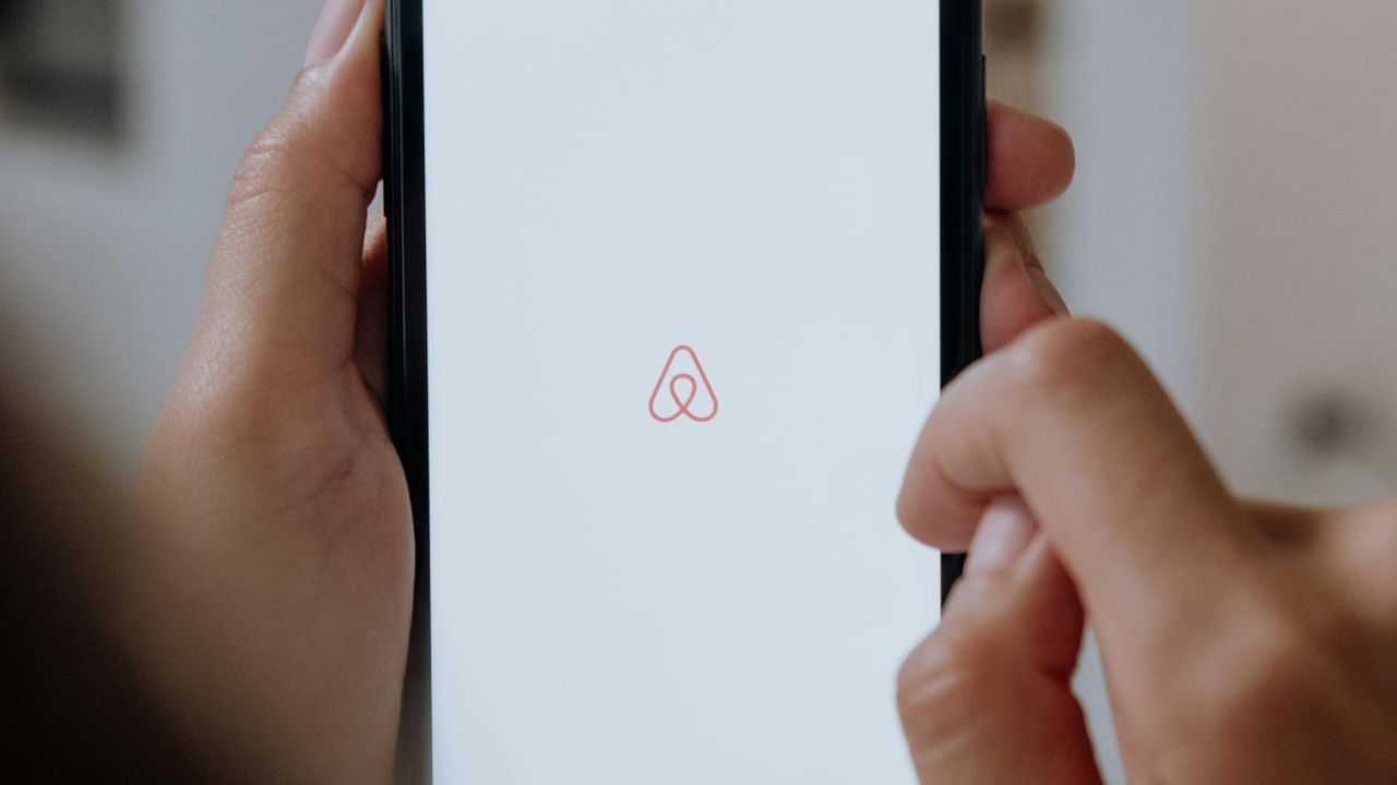 Airbnb fajëson hotelet për turizmin e tepërt