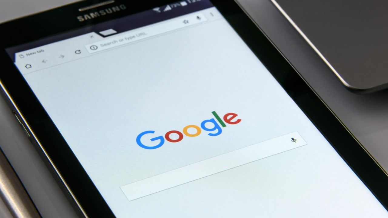 Google tani mund të gjenerojë një podcast të rremë me inteligjencë artificiale